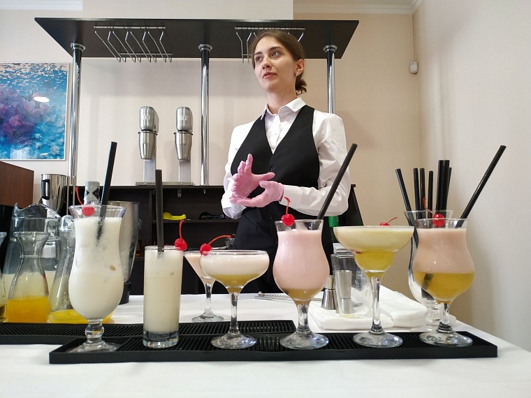 Подзаработать в каникулы. Как тюменские школьники учатся на бариста