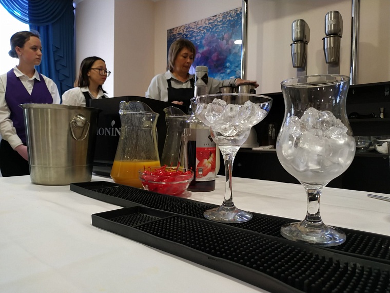 Подзаработать в каникулы. Как тюменские школьники учатся на бариста