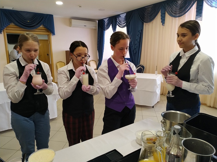 Подзаработать в каникулы. Как тюменские школьники учатся на бариста