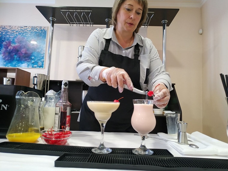 Подзаработать в каникулы. Как тюменские школьники учатся на бариста