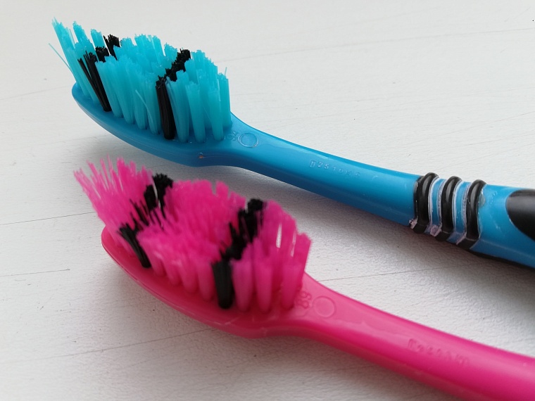 Как отбелить зубы и не навредить эмали: комментарий врача