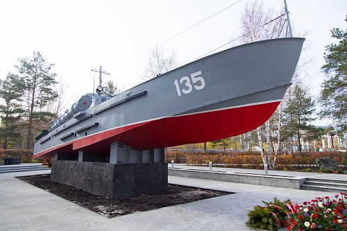 В Тюмени установили макет торпедного катера ко Дню ВМФ
