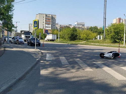 Скутерист, сбитый утром в Тюмени, получил травму спины