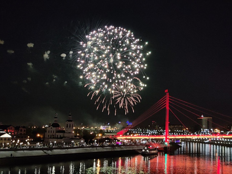 На набережной в Тюмени запустили салют в честь Дня Победы