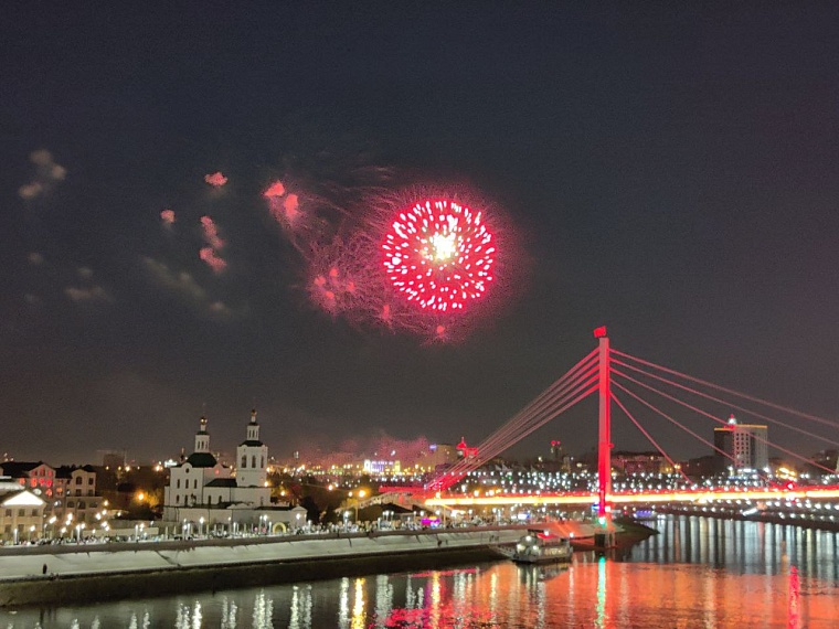 На набережной в Тюмени запустили салют в честь Дня Победы