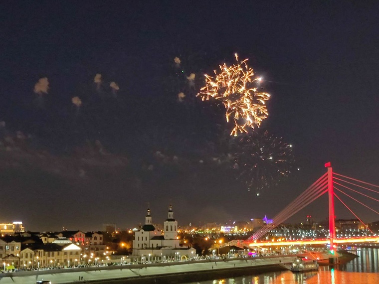 На набережной в Тюмени запустили салют в честь Дня Победы