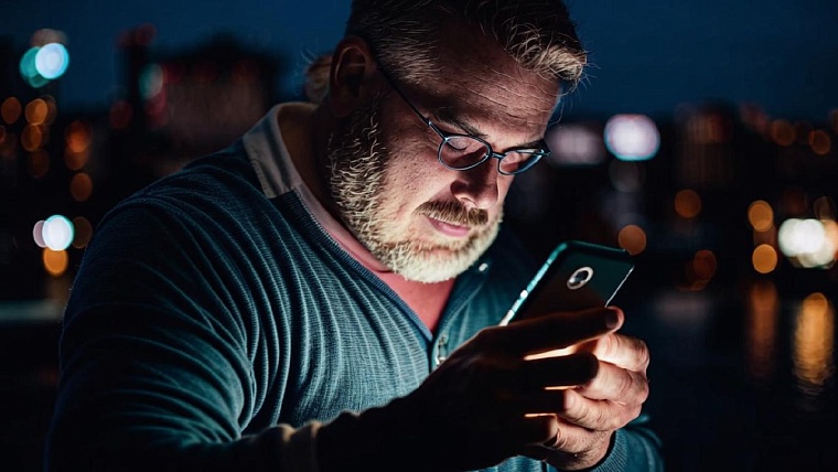 Гаджет перед сном может привести к ожирению