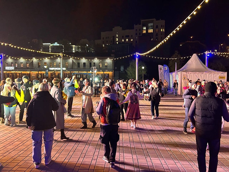 В Тюмени финалисты конкурса «Мастер года» водили хоровод на набережной