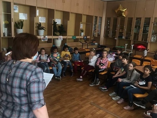 Тот самый первый день войны: заведующая библиотекой №5 провела час памяти для тюменских школьников