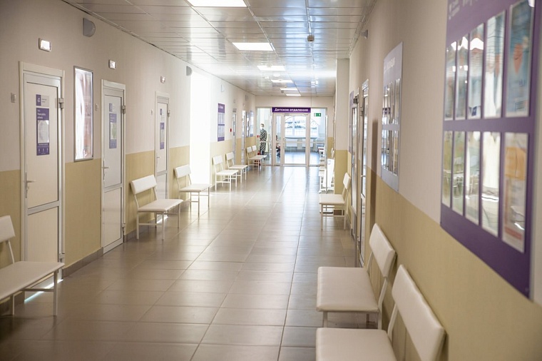 "Здание получилось светлым и просторным": Александр Моор оценил готовность поликлиники в Каскаре