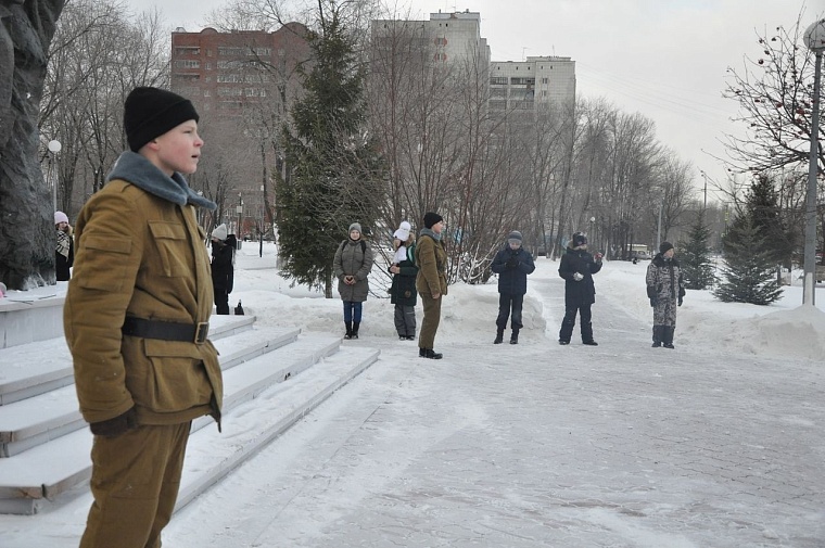 Юнармейцы возложили цветы на мемориалы и раздали тюменцам хлеб