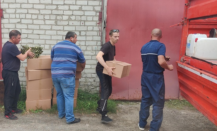 Погрузка сухих пайков. Сгущенка, тушенка, галеты. Все, что может храниться долго. Обед при тяжелой работе очень важен. Без него сил не останется совсем