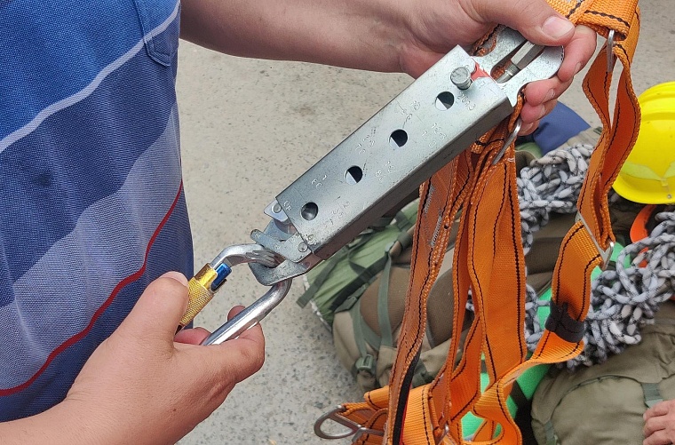 Это специальный блок к десантному шнуру. Он настраивается в зависимости от массы человека: чем тяжелее десантник, тем больше витков шнура нужно сделать