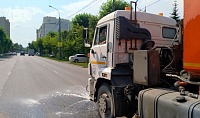 В жару тюменские дороги увлажняют водой