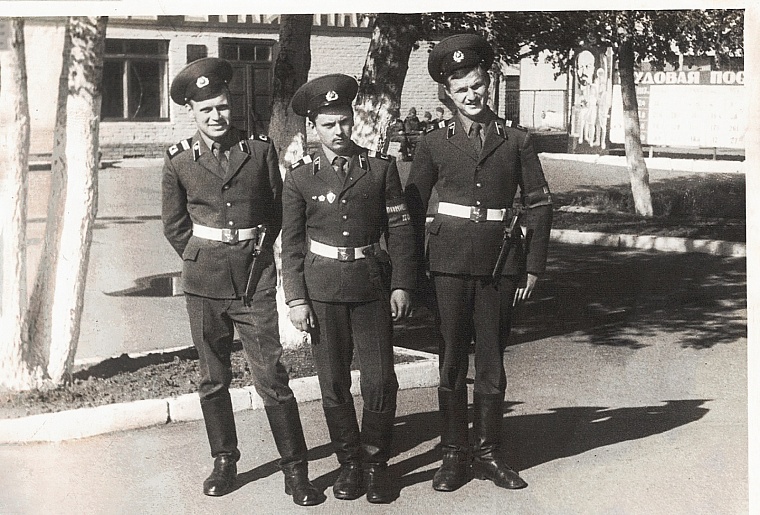 Евгений Заболотный с сослуживцами в армии.