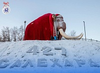 Скульптуру мамонта в Салехарде нарядили в новогодний костюм