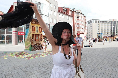 Тюменский художник осваивает вечный материал для украшения города