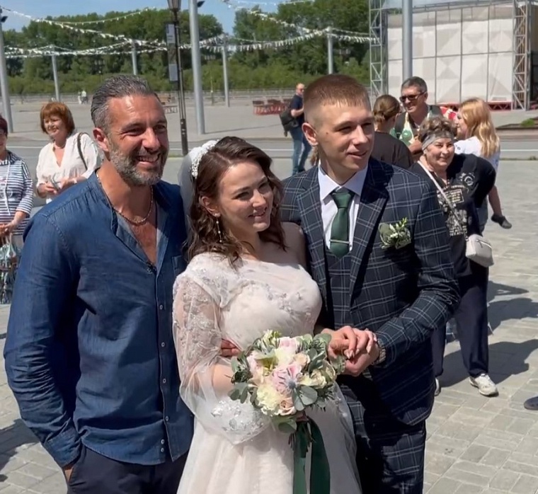 Телеведущий Федерико Арнальди на набережной в Тюмени спел «Сюзанну» и поздравил молодоженов