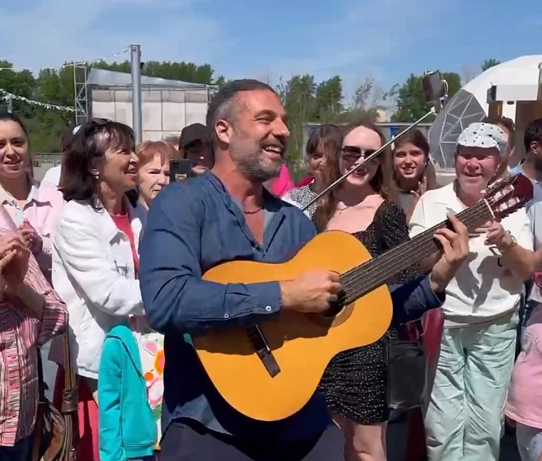 Телеведущий Федерико Арнальди на набережной в Тюмени спел «Сюзанну» и поздравил молодоженов