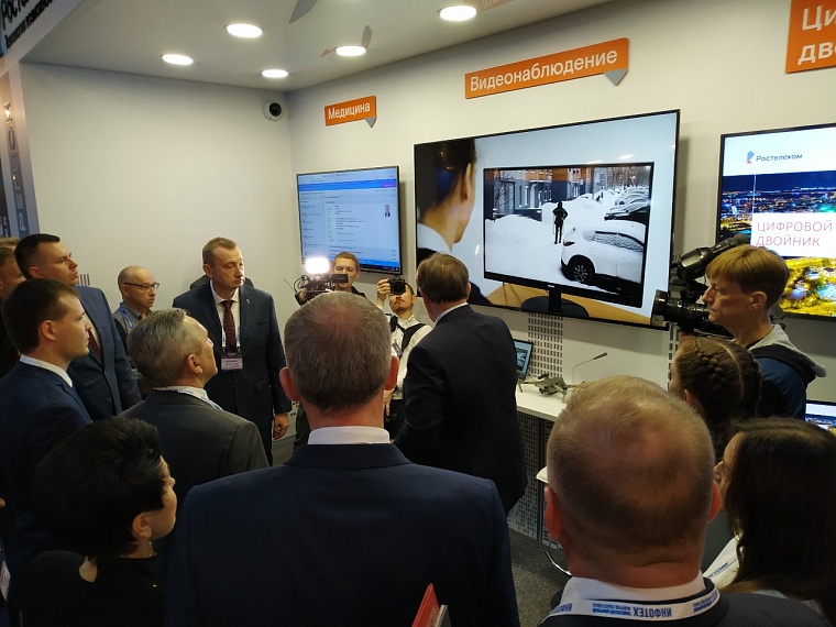 На "Инфотехе" в Тюмени представили новинку: система видеонаблюдения сама распознает оружие