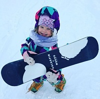 Юная Ника из Тюмени в 2,7 года лихо катается на сноуборде