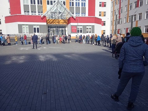 Десятки родителей выстроились в очередь у гимназии №49 в Тюмени, чтоб записать детей в лагерь