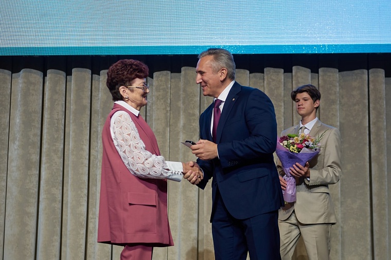 Губернатор Александр Моор вручил награды учителям, воспитателям, тренерам Тюменской области