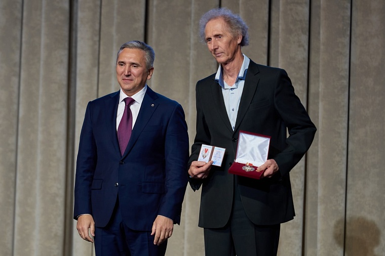 Губернатор Александр Моор вручил награды учителям, воспитателям, тренерам Тюменской области