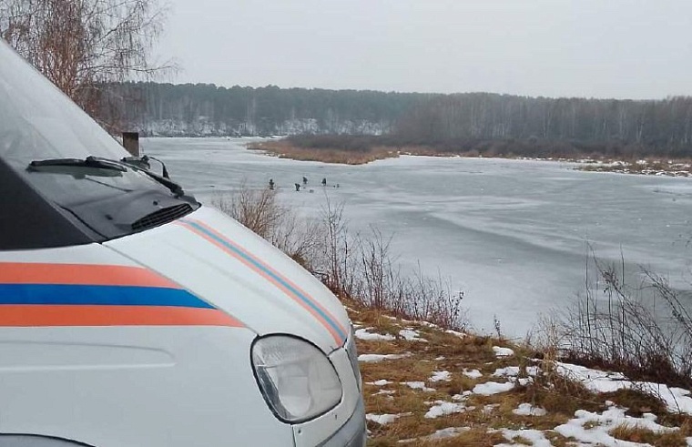 Тонкий лед: тюменских рыбаков призывают пока воздержаться от зимней рыбалки