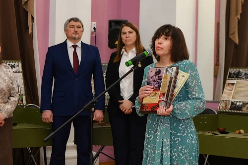 Тюменские поисковики вручили солдатский медальон красноармейца его внукам и правнукам