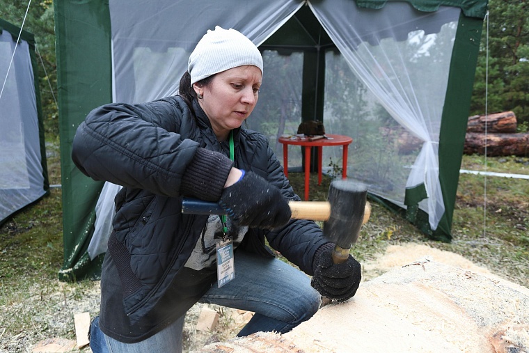 На Андреевском озере бревна превращают в произведения искусства