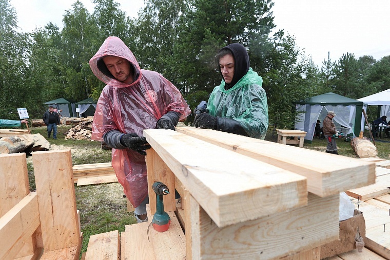 На Андреевском озере бревна превращают в произведения искусства