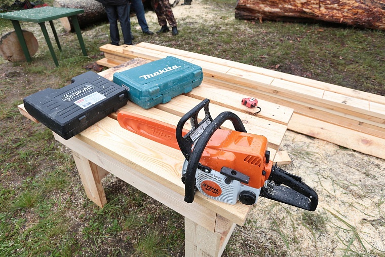 На Андреевском озере бревна превращают в произведения искусства