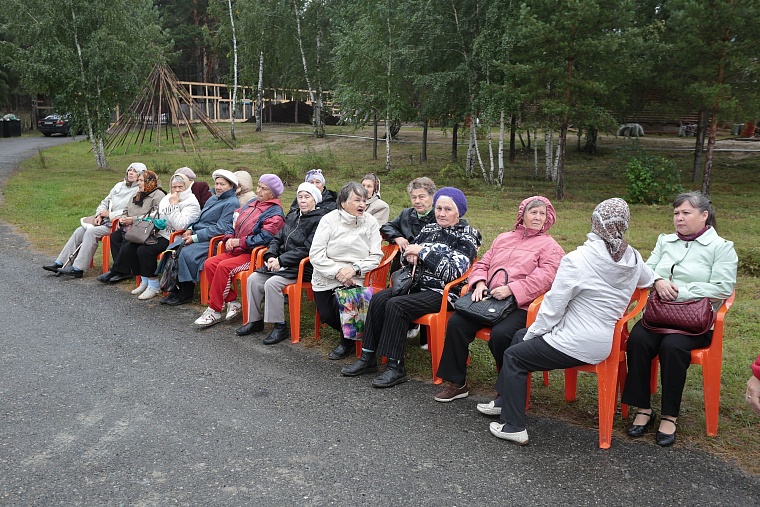 На Андреевском озере бревна превращают в произведения искусства