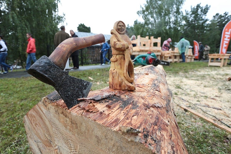 На Андреевском озере бревна превращают в произведения искусства