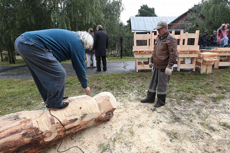 На Андреевском озере бревна превращают в произведения искусства