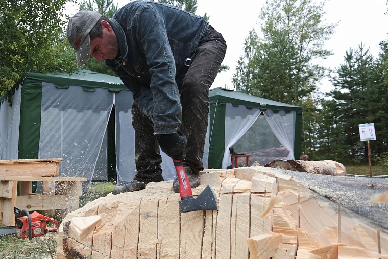 На Андреевском озере бревна превращают в произведения искусства