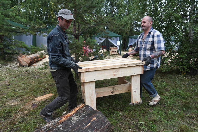 На Андреевском озере бревна превращают в произведения искусства