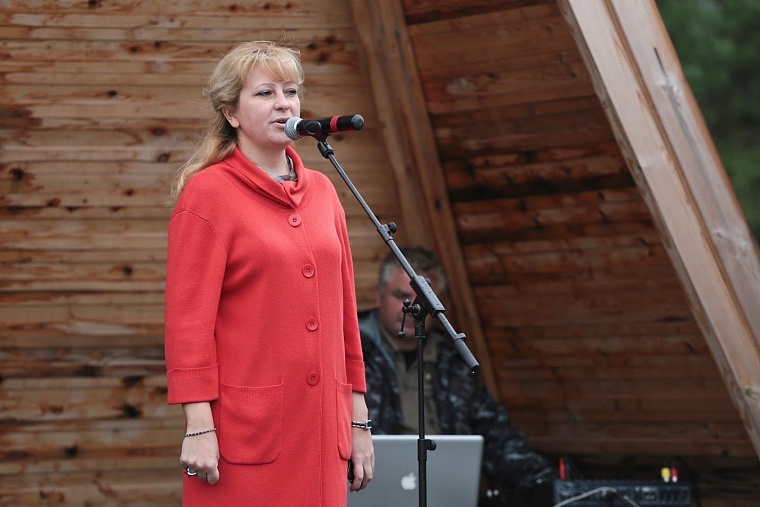 На Андреевском озере бревна превращают в произведения искусства