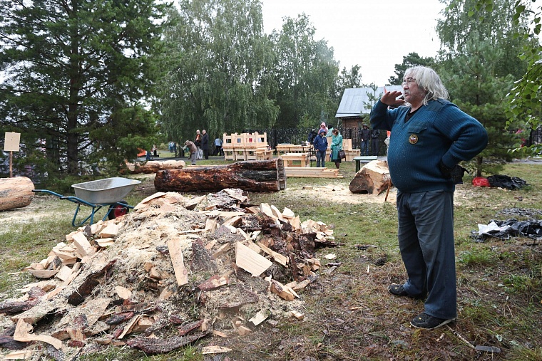 На Андреевском озере бревна превращают в произведения искусства