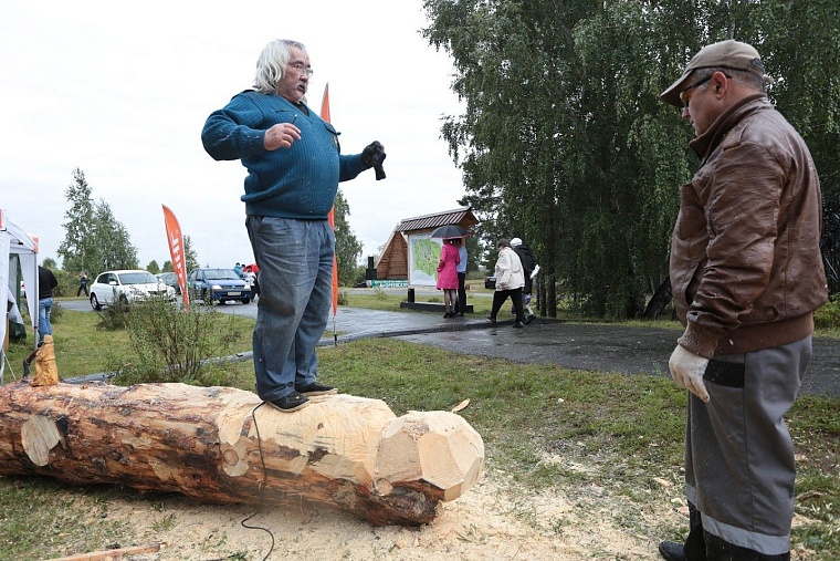 На Андреевском озере бревна превращают в произведения искусства