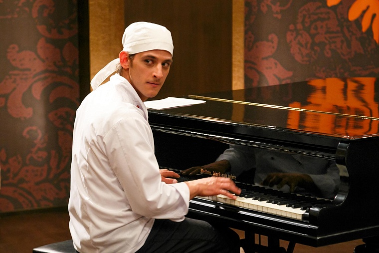 Рояль парил над артистами сериала СТС «Кухня»