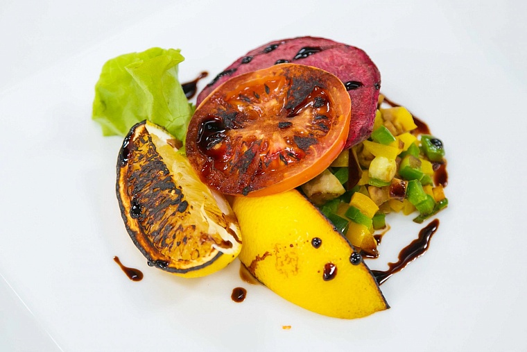 Рояль парил над артистами сериала СТС «Кухня»