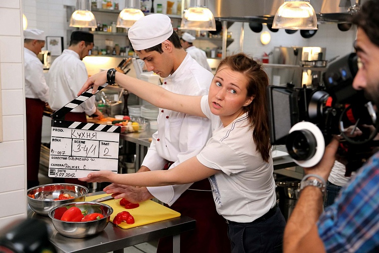 Рояль парил над артистами сериала СТС «Кухня»