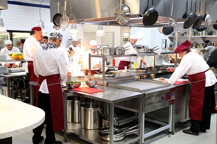 Рояль парил над артистами сериала СТС «Кухня»