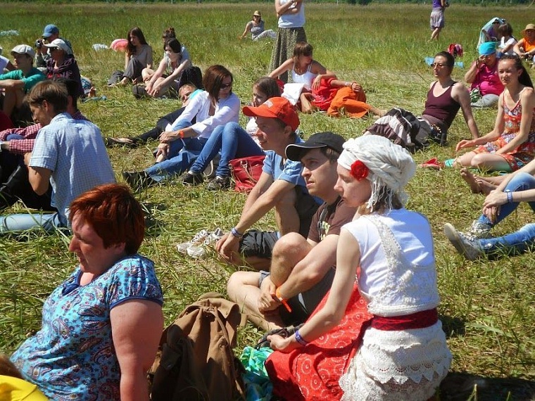 Этнофестиваль «Небо и Земля» завлекал хороводами и удивлял повилой