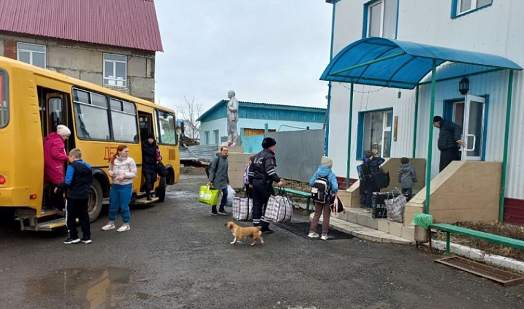 Полицейские Ишимского района помогают гражданам перебраться в пункты временного размещения