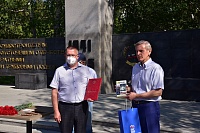 Ветеранов Тюменского судостроительного завода наградили медалями у памятника торпедному катеру