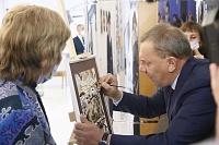 Вице-премьер Юрий Борисов расписался на картине, написанной нефтью