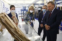 Вице-премьер Юрий Борисов расписался на картине, написанной нефтью